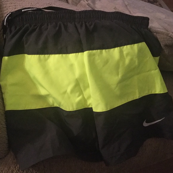 BRAND NEW NIKE DRI-FIT RUNNING SHORT - Picture 5 of 6